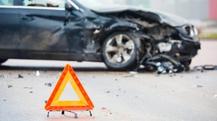 Жезқазғанда көшеде отырған сәбиді автокөлік басып кетті