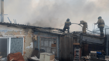 Қостанайда өртеніп жатқан тұрғын үйден екі газ баллоны шығарылды