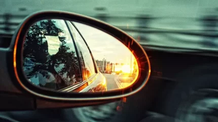 "Ұйықтап кеткен". Алматыда жеңіл көлік пен жол талғамайтын көлік соқтығысты