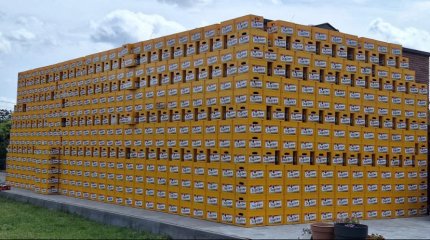 Дом новобрачных обставили ящиками с пивом в Бельгии