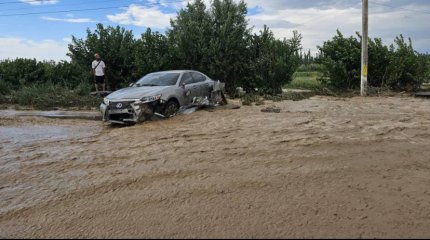 Сход селя в Кыргызстане: потоком унесло посетителя центрального рынка в Оше