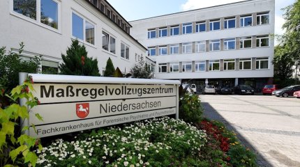 Тюремщица забеременела от заключённого в Германии: ей грозит уголовное дело