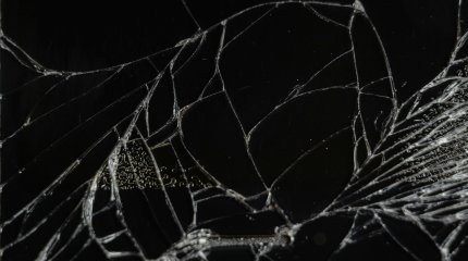 Витрина рухнула на мужчин в Павлодаре