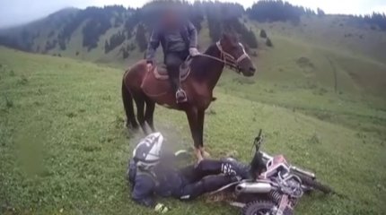 "Избили хлыстом и угрожали оружием": по факту нападения на мотоциклистов возбуждено уголовное дело