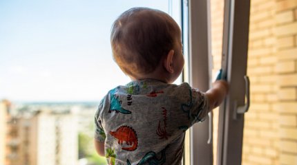 Шестилетний ребенок выпал из окна четвертого этажа в Акмолинской области