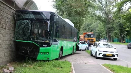 Алматыда жүк көлігі автобуспен соқтығысты