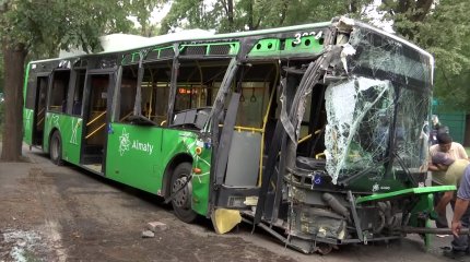 Алматыда автобус тұрғын үйге барып соғылды
