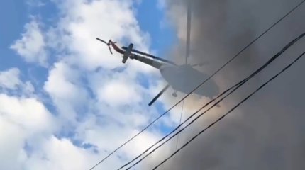 С вертолета тушат пожар на барахолке в Алматы