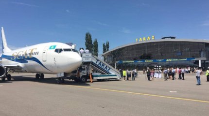 Курил, нецензурно выражался, был пьян: иностранца арестовали за дебош в самолете