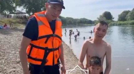 Семейде екі бала суға батып кете жаздады