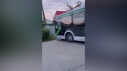 Алматыда  автобус үйдің қоршауына соғылды