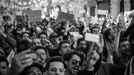 Студенческие протесты в Бангладеш: десятки убитых, сотни раненых, горит телестанция