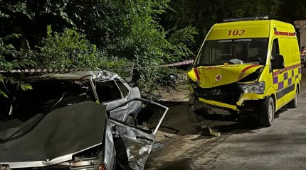 Оралда жеңіл көлік пен жедел жәрдем көлігі соқтығысып, бір адам көз жұмды