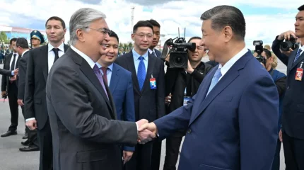 Президент Қасым-Жомарт Тоқаев Қазақстанға мемлекеттік сапармен келген ҚХР Төрағасы Си Цзиньпинді елорда әуежайында қарсы алды