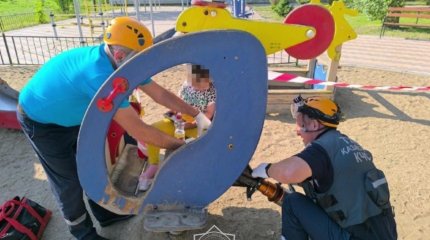 Застряла в качели: 5-летней жительнице Павлодара понадобилась помощь спасателей