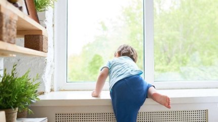 Балқашта төрт жасар бала екінші қабаттың терезесінен құлап кетті