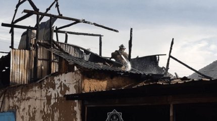 Жетісу облысында өртеніп жатқан тұрғын үйден газ баллоны шығарылды