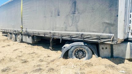 Увязший в кызылординских песках большегруз иностранца откапывали 15 часов