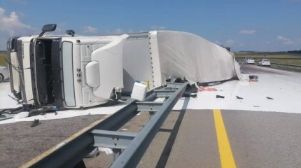 «Астана-Петропавл» жолында бояу тиеген фура аударылып қалды