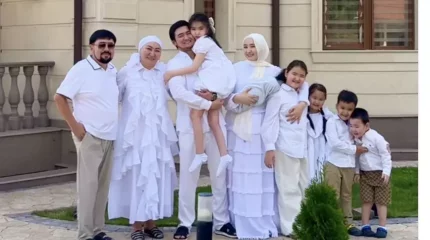 "Қолындағы қуыршақ па?" Төреғали Төреәлінің әйелі сынға қалды