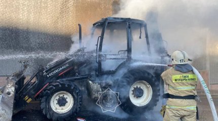 Трактор загорелся под мостом в Алматы