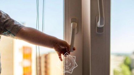 Ребенок выпал из окна в Рудном