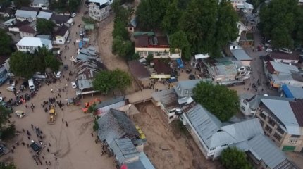 Сель в Кыргызстане: десятки автомобилей смыло потоком