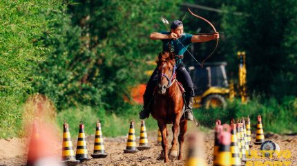Спортсмены по стрельбе из лука верхом на лошади рассказали о подготовке к Всемирным играм кочевников