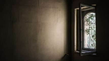 Четырехлетний ребенок выпал из окна пятого этажа в Сатпаеве