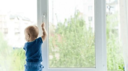 Сәтбаевта төрт жасар бала бесінші қабаттың терезесінен құлап кетті