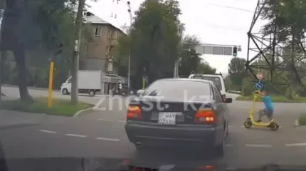 Алматыда самокат мінген баланы "ГАЗель" қағып кетті