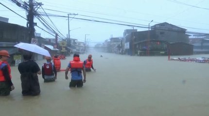 Из-за рекордных ливней и пожаров власти массово эвакуируют людей. Есть жертвы