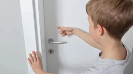 Пәтерінің есігін қағып, қашып кеткен: Алматыда екі баланы соққыға жыққан ер адам сотталды