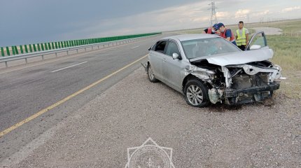 Машина въехала в ограждение на трассе "Алматы-Екатеринбург": двое госпитализированы