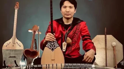 Атыраулық жігіт 20 музыкалық аспапта ойнайды
