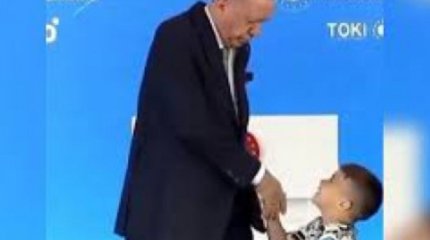 Ердоған қолын сүймеген 5 жасар баланың бетінен шапалақпен ұрып жіберді