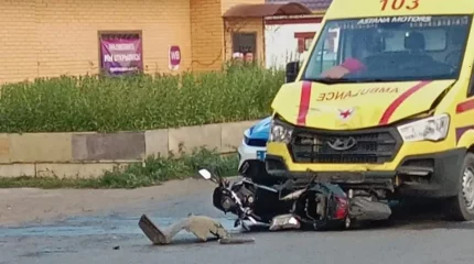 Оралда скутер жедел жәрдем көлігіне соғылып қалды