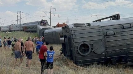 Названо число пострадавших после столкновения поезда с грузовиком в России