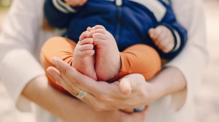 Оралдағы алаңның бірінде 5 жастағы баланы ат тепті