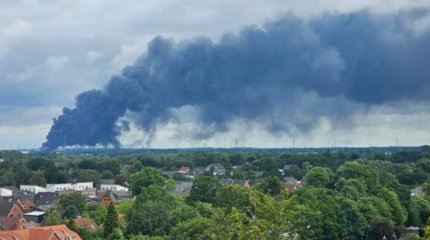 Несколько сотен спасателей тушат пожар на верфи в Германии