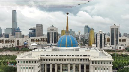 Истребители, китайский флаг в небе и почетный караул: Си Цзиньпина встретили в Акорде