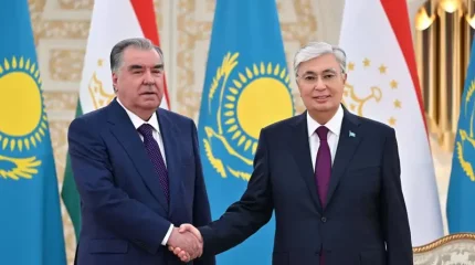 Мемлекет басшысы Қасым-Жомарт Тоқаев Тәжікстан Президенті Эмомали Рахмонмен кездесті