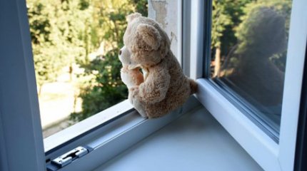 Атырауда алты жасар бала үшінші қабаттың терезесінен құлады