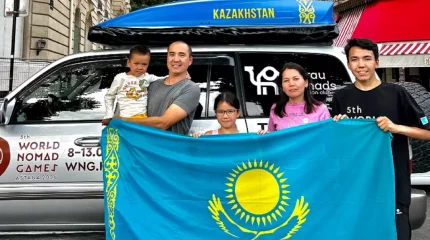 Ел спортшыларын қолдау үшін қазақ отбасы көлікпен Парижге барған