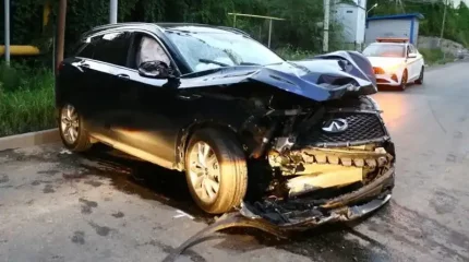 Алматыда көшедегі шұңқырдан айналып өтпек болған автокөлік иесі апатқа ұшырады - 5 адам зардап шекті