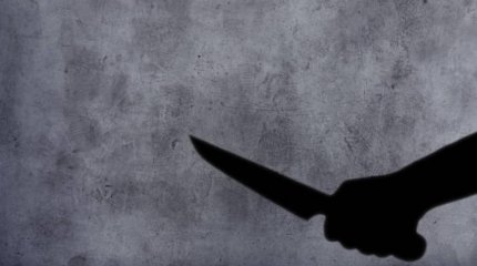 Павлодарда әйел адамды көшеде пышақтап кетті