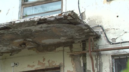 "Үйіміз құлап қала ма деп қорқамыз" , - тұрғын