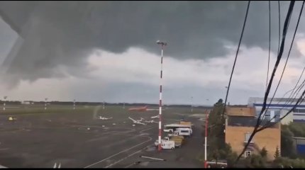 Смерч разбросал самолеты и вертолеты в татарстанском аэропорту