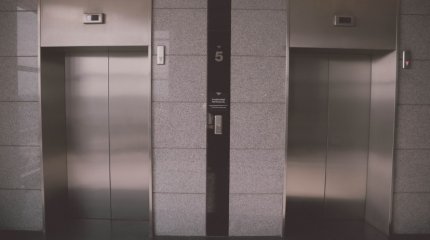 Двухлетний ребёнок застрял в лифте в Атырау