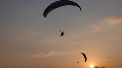 Женщина выпала с парашюта на курорте в Кыргызстане